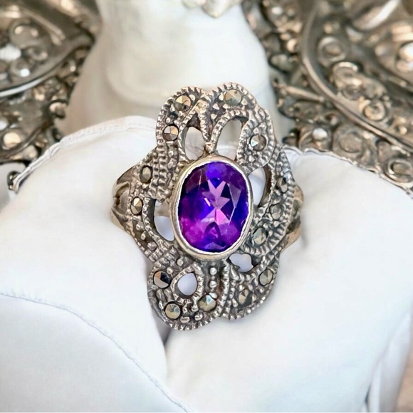 Sterling Silver Amethyst & Marcasite Ring (6.25) - Picture 3 of 12